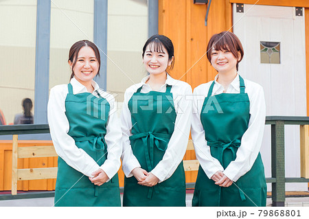 カフェ・飲食店・喫茶店・レストランのスタッフ カフェ・飲食店・喫茶店・レストランのスタッフ 79868801