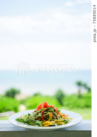 沖縄の海を背景にしたタコライス 沖縄の海を背景にしたタコライス 79889014