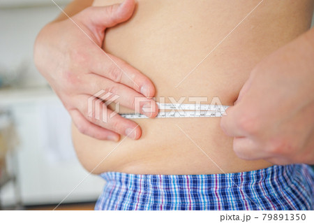 メタボに悩むダイエット中の中年男性 79891350