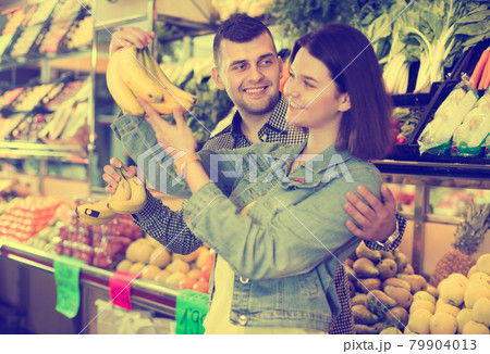 Couple choosing fruit 79904013