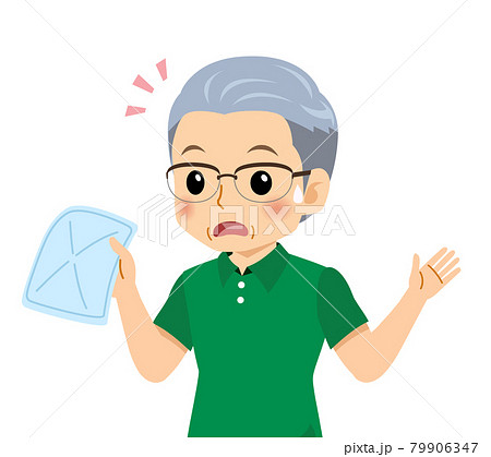 半袖を着た白髪の男性 79906347