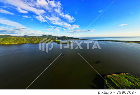 山陰海岸国立公園京丹後市　早朝の久美浜湾　ドローン空撮 79907037