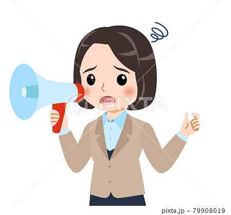 ベージュ色のスーツの女性 79908019