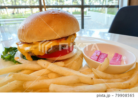 ハンバーガー サンドイッチ タマネギ 79908565