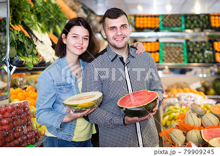 Couple choosing fruit Couple choosing fruit 79909245