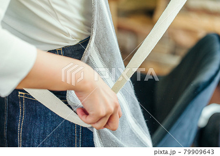 エプロンを縛る女性 エプロンを縛る女性 79909643