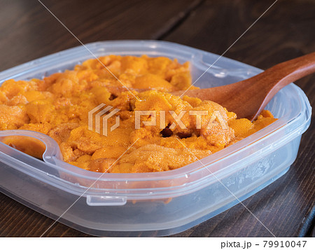 プラスチック容器の中の高級海鮮の生ウニ。 プラスチック容器の中の高級海鮮の生ウニ。 79910047