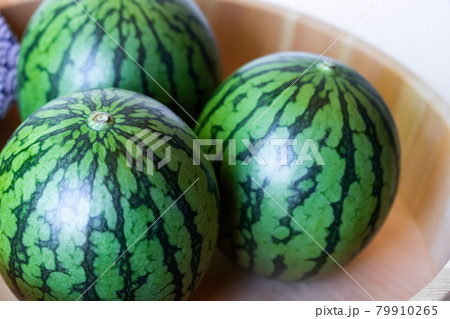 桶に入った小玉すいか 79910265