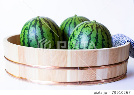 桶に入った小玉すいか 79910267