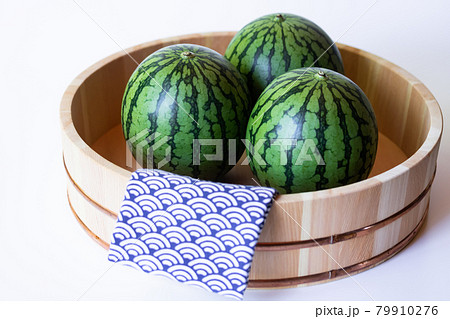 桶に入った小玉すいか 79910276