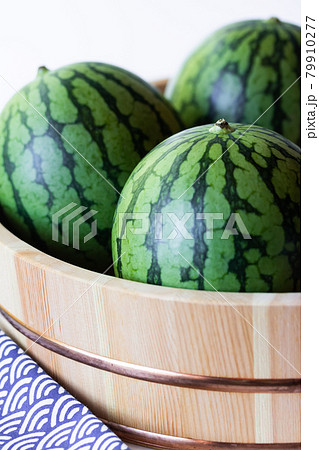 桶に入った小玉すいか 79910277