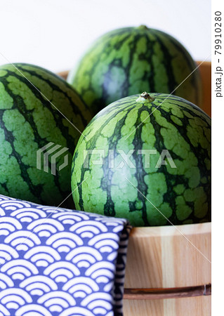 桶に入った小玉すいか 79910280