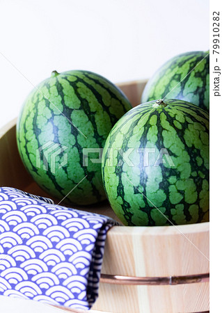 桶に入った小玉すいか 79910282