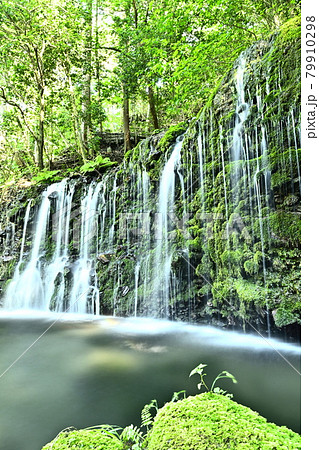 初夏と迫力ある滝 79910298