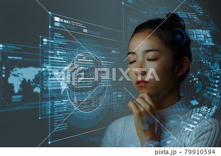 データを分析する女性 データを分析する女性 79910594