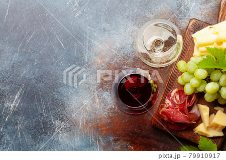 White and red wine glasses, grape and appetizer board 79910917