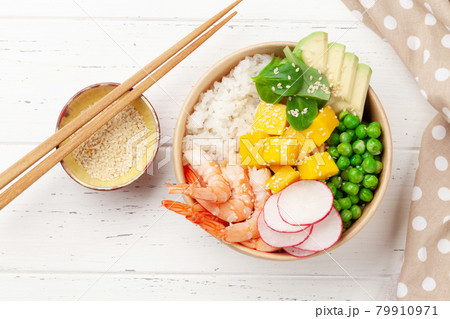 Poke bowl with shrimps, avocado and mango Poke bowl with shrimps, avocado and mango 79910971