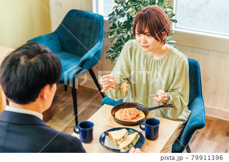 男性にイライラする女性 79911396