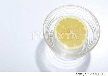 半分にカットしたレモン 半分にカットしたレモン 79911649