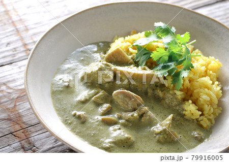 暑い夏に食べるココナッツ風味のタイカレーとパクチーの葉っぱ 暑い夏に食べるココナッツ風味のタイカレーとパクチーの葉っぱ 79916005