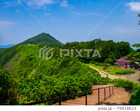 弥彦ロープウェイ山頂駅と多宝山 (弥彦山、弥彦村、新潟県) 弥彦ロープウェイ山頂駅と多宝山 (弥彦山、弥彦村、新潟県) 79918623