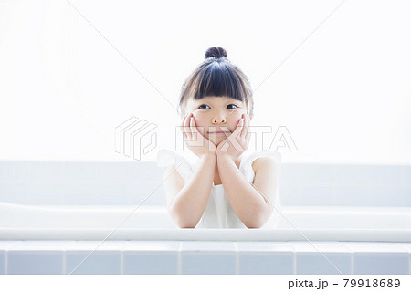 女の子　子供　ポートレート 79918689