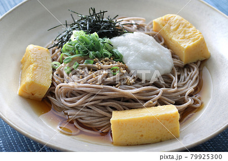 夏に食べる冷やしぶっかけそば 夏に食べる冷やしぶっかけそば 79925300