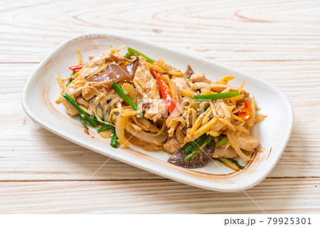 stir-fried chicken with ginger 79925301