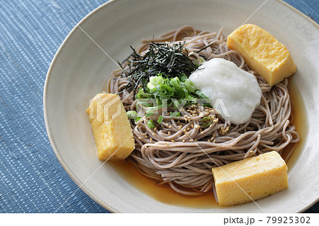 夏に食べる冷やしぶっかけそば 79925302