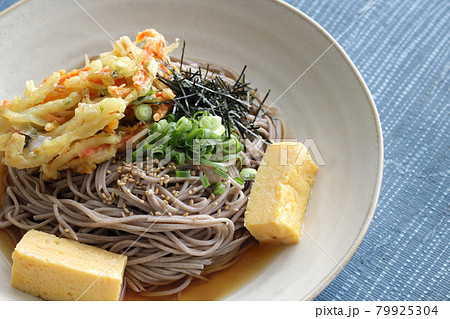 夏に食べる冷やしぶっかけそば 79925304