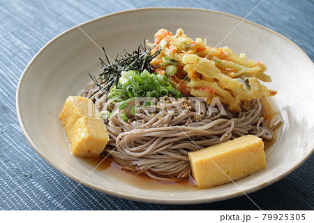 夏に食べる冷やしぶっかけそば 79925305