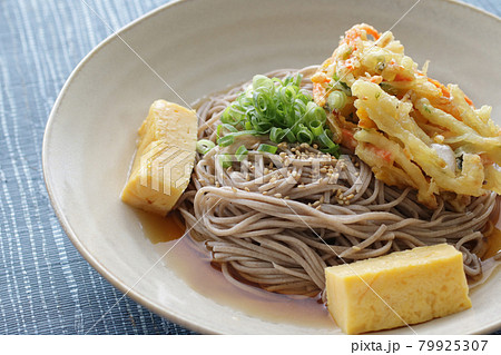 夏に食べる冷やしぶっかけそば 夏に食べる冷やしぶっかけそば 79925307