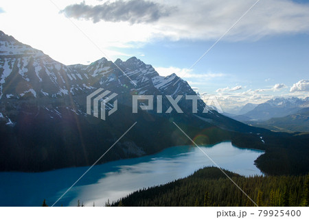 春のカナディアン・ロッキー　バンフ国立公園　夕暮れのペイトー湖（カナダ） 79925400