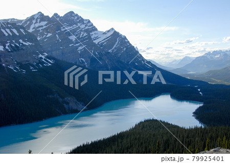 春のカナディアン・ロッキー バンフ国立公園 夕暮れのペイトー湖(カナダ) 春のカナディアン・ロッキー バンフ国立公園 夕暮れのペイトー湖(カナダ) 79925401