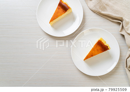 burn cheesecake on white plate 79925509