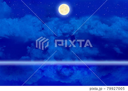満月と夜の水面に映る雲のイラスト素材