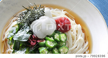 夏の冷やしぶっかけうどん 79928396