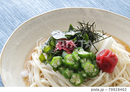 夏の冷やしぶっかけうどん 夏の冷やしぶっかけうどん 79928402