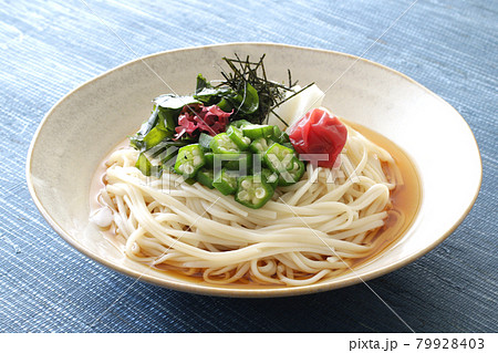 夏の冷やしぶっかけうどん 79928403