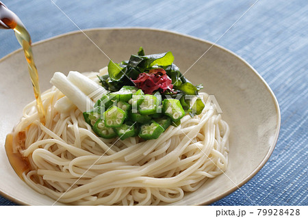 夏の冷やしぶっかけうどん 79928428
