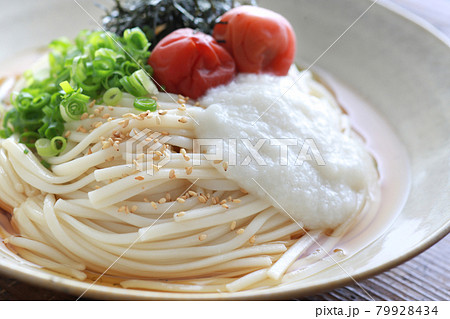 夏の冷やしぶっかけうどん 79928434