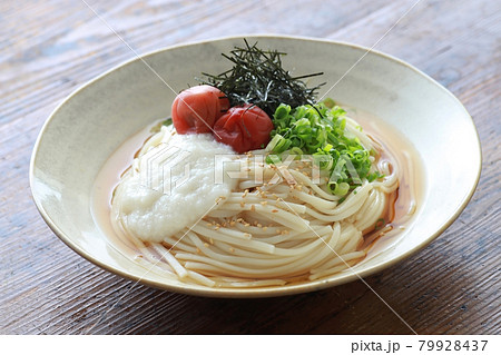 夏の冷やしぶっかけうどん 79928437