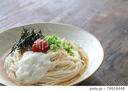 夏の冷やしぶっかけうどん 夏の冷やしぶっかけうどん 79928448