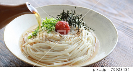 夏の冷やしぶっかけうどん 79928454