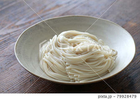 夏の冷やしぶっかけうどん 79928479