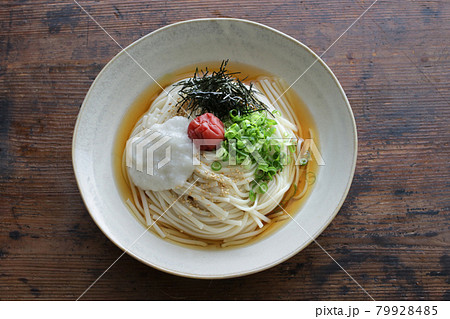 夏の冷やしぶっかけうどん 79928485