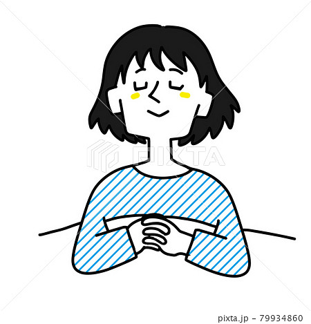 布団でぐっすり眠っている女性 79934860