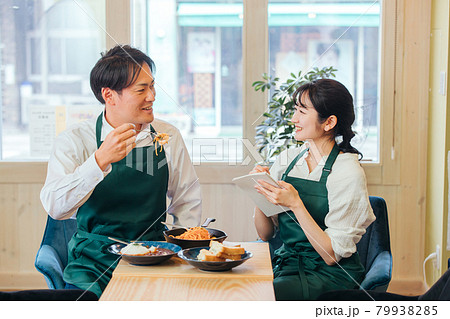 レストラン・カフェ・飲食店を経営する男女 79938285