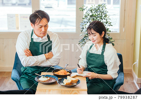 レストラン・カフェ・飲食店を経営する男女 79938287