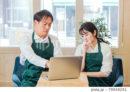 レストラン・カフェ・飲食店を経営する男女 レストラン・カフェ・飲食店を経営する男女 79938291